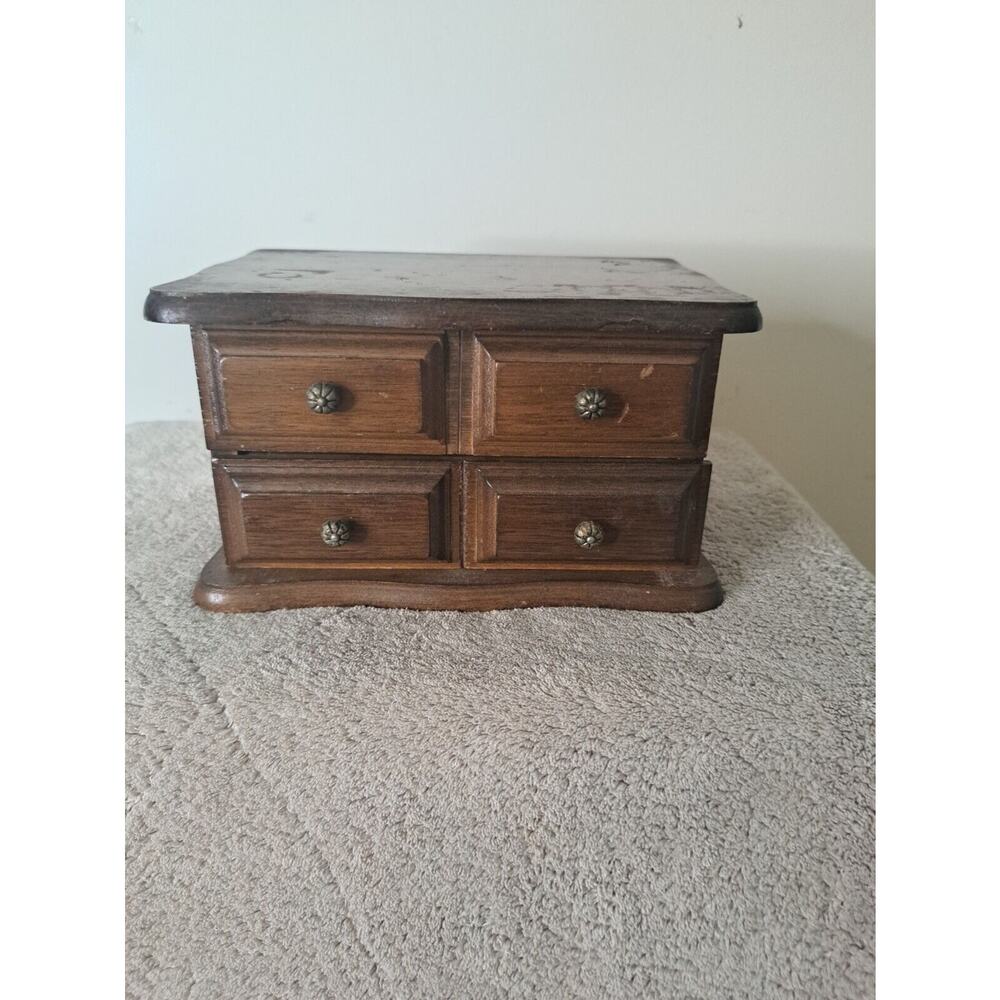 Avon Decorators Jewerly Chest 1978